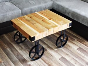 Stolik industrialny z kołami w kolorze czarnym | SailDecor.eu