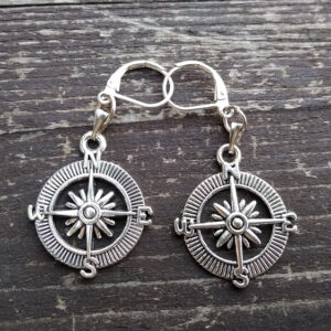 Kolczyki marynistyczne w kolorze srebrnym<span> – </span>róża wiatrów przestrzenna