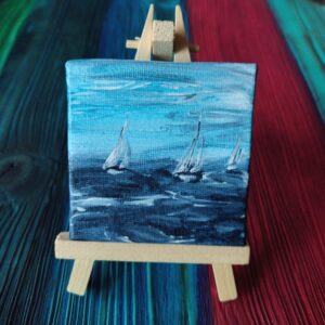 Mały obraz marynistyczny regaty żaglówki na sztaludze